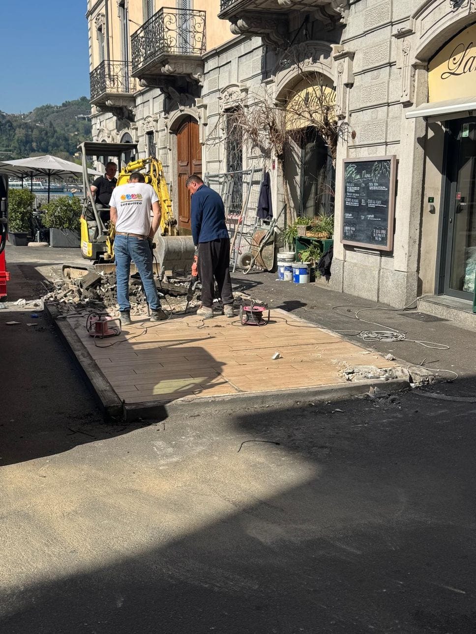 Demolito un altro dehors. È quello di piazza Croggi