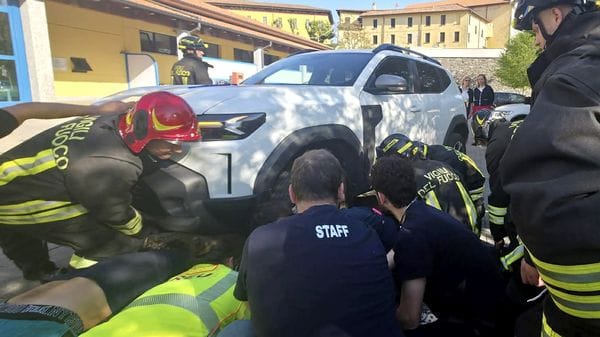 Paura per un bimbo investito. Gamba incastrata sotto la ruota del suv