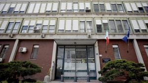 Tentano una rapina in centro, ma vengono fermati dai passanti: tre adolescenti arrestati