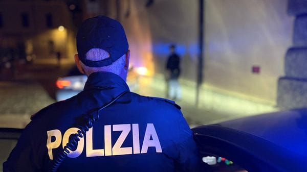 Aggredivano i passanti in viale Varese: arrestati un 22enne e un 16enne