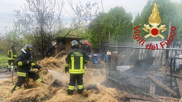 Incendio alla casetta in campagna domato dai vigili del fuoco