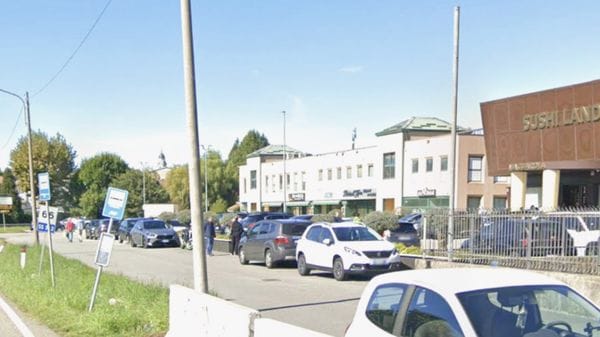 Caos parcheggi sulla Varesina, interviene la polizia locale: prima l’avviso col megafono, poi carro attrezzi