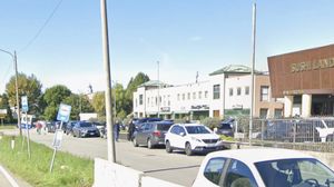 Caos parcheggi sulla Varesina, interviene la polizia locale: prima l’avviso col megafono, poi carro attrezzi