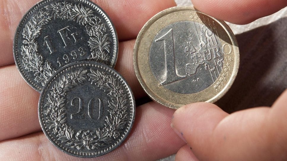 Il franco frena la corsa, in calo dopo i record di marzo