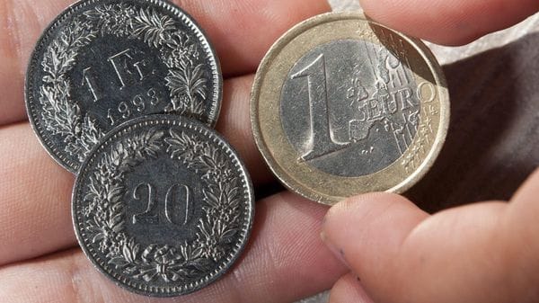 Il franco frena la corsa, in calo dopo i record di marzo