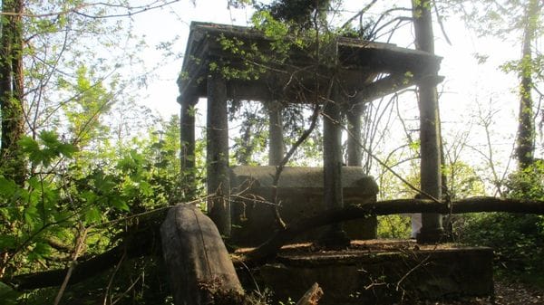 Il mausoleo dimenticato fra i rovi: «Gioiello da restituire al paese»