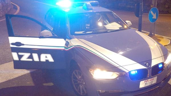 In auto con un coltello, due mazze da golf e baseball e droga: denunciato il conducente e sanzionati i passeggeri 