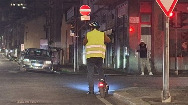Monopattini, ecco le targhe. Da maggio l’obbligo
