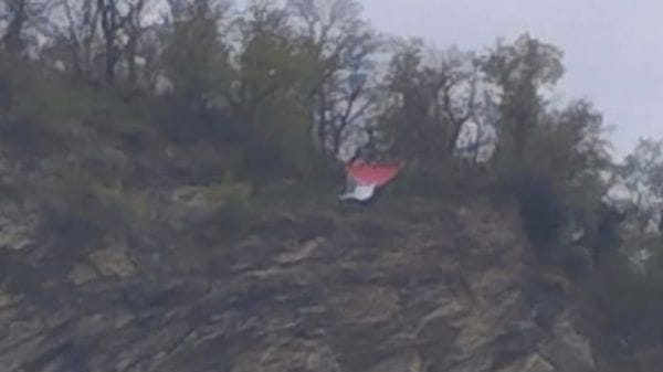 «Parapendio precipitato». Ma era solo una bandiera