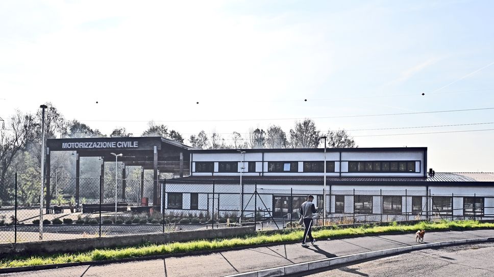 All’esame della patente con microcamera, cellulare e auricolari nascosti: denunciato