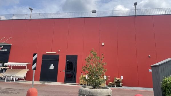 Colpo al centro commerciale: rubati sigarette e contanti per 100mila euro