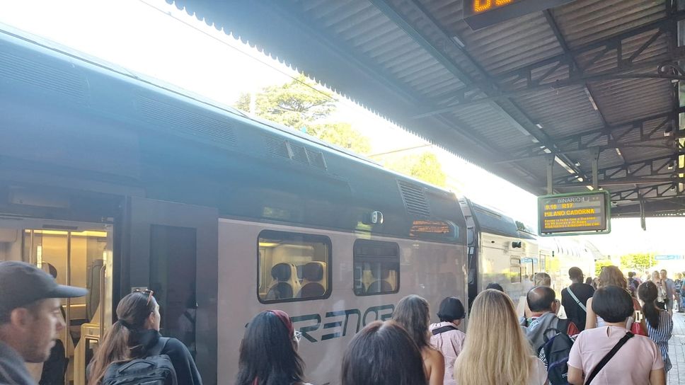 Minacce e violenza agli agenti che lo controllano a Como Lago: denunciato