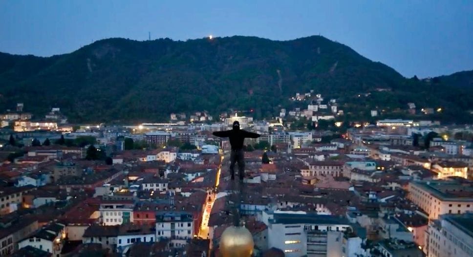 Scalano il Duomo per fotografarsi: due denunciati