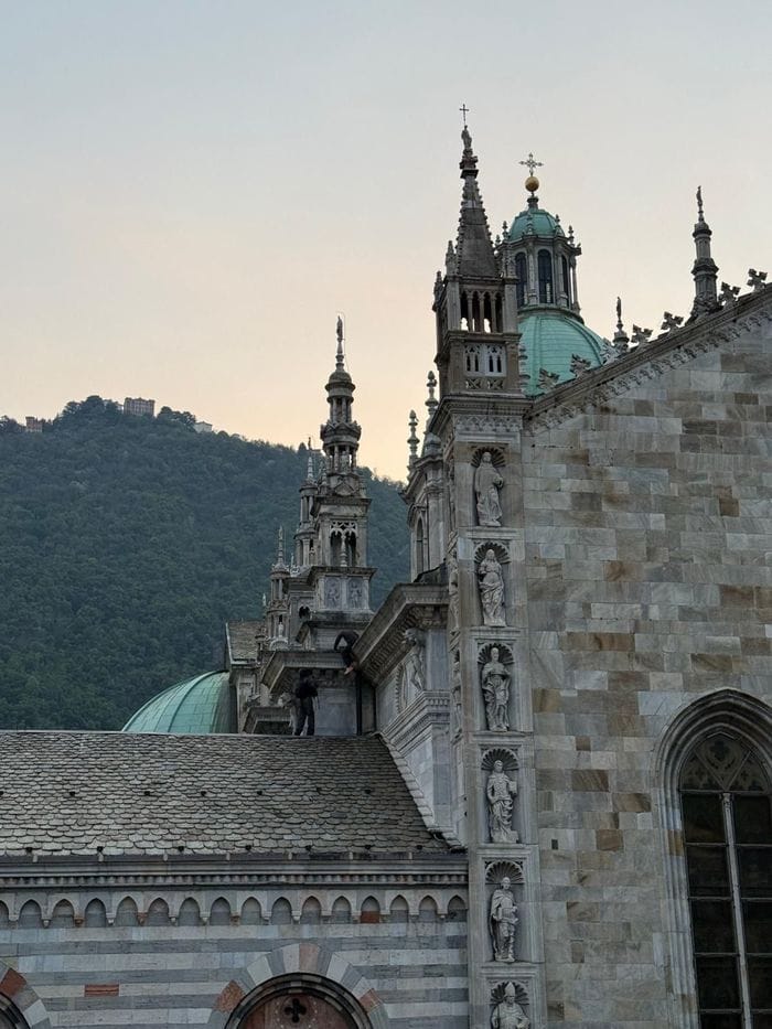 Scalano il Duomo per fotografarsi: due denunciati
