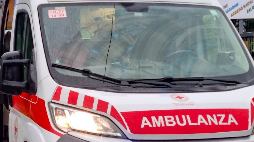 Scontro tra un’auto e una moto in via Varesina a Como, due feriti