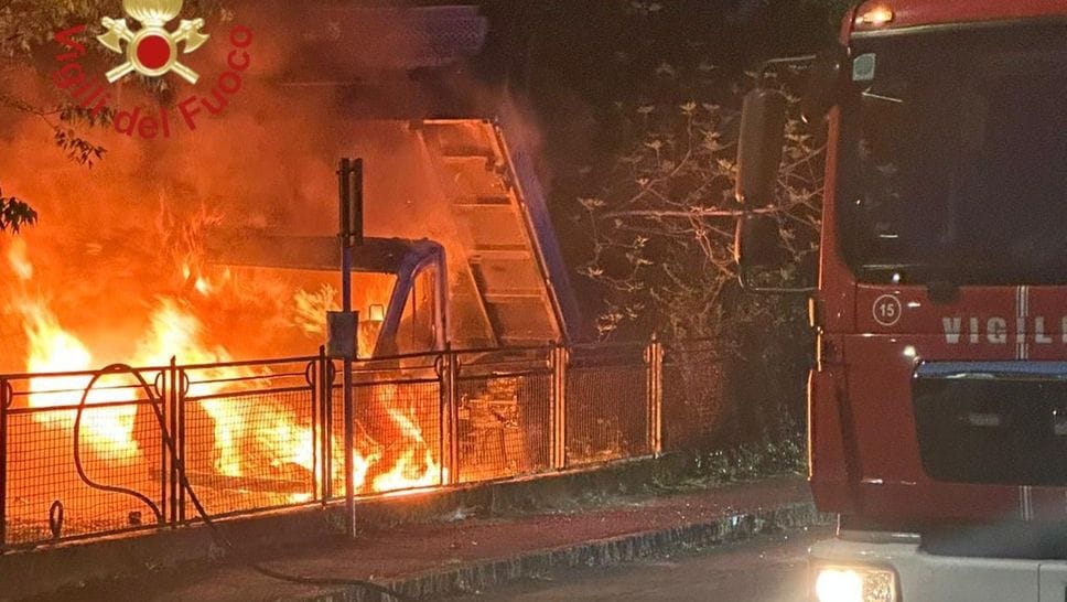 Incendio nella notte a Mariano Comense: a fuoco un furgone