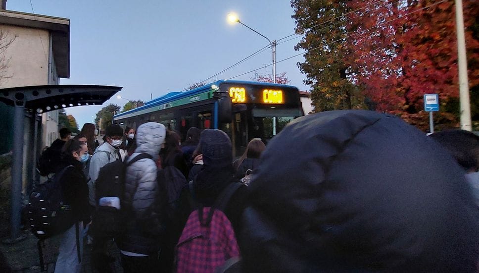 Studenti picchiano ragazzino sul bus «Volevano rapinargli il telefono»