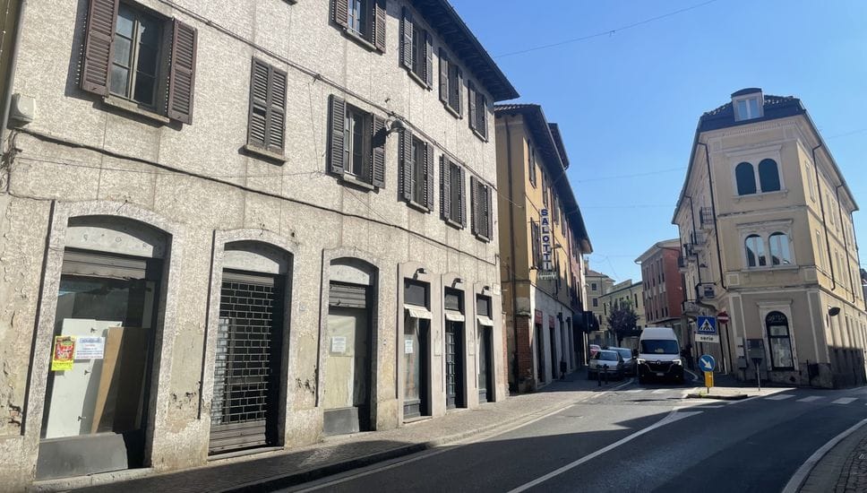 A Cantù sempre più negozi chiusi: uno a settimana nell’ultimo anno