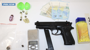 Giocavano con la pistola finta, la polizia trova anche 20 grammi di hashish