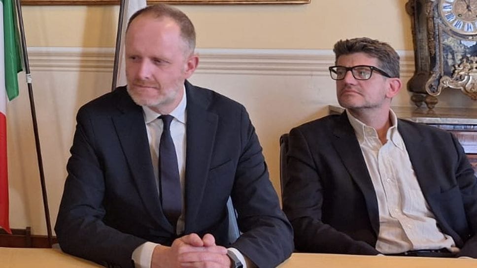 Como, causa al super dirigente. Le opposizioni attaccano: «Situazione surreale»