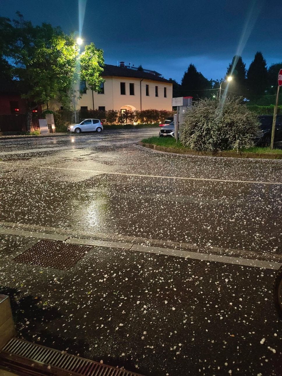 Grandinata sul Comasco, grossi chicchi e strade imbiancate 