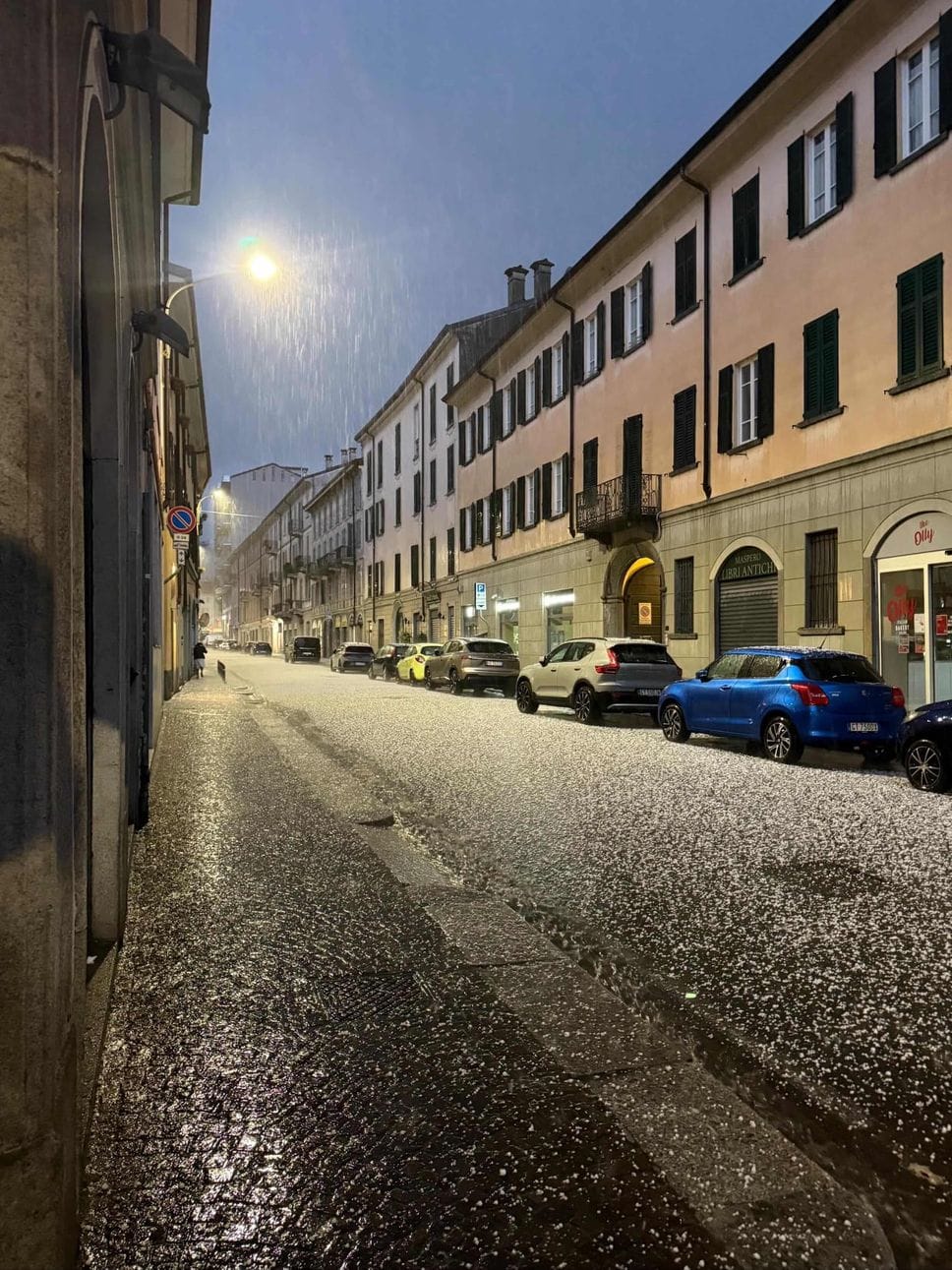 Grandinata sul Comasco, grossi chicchi e strade imbiancate 