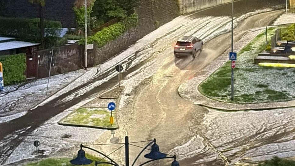 Grandinata sul Comasco, grossi chicchi e strade imbiancate 