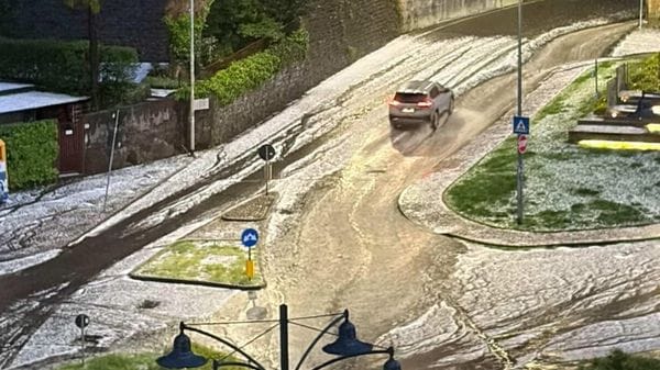 Grandinata sul Comasco, grossi chicchi e strade imbiancate 