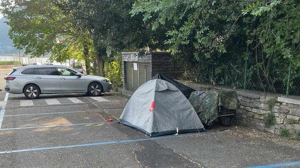 Tenda nel parcheggio di Villa Olmo: amaro risveglio con multa