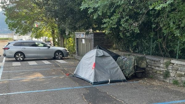 Tenda nel parcheggio di Villa Olmo: amaro risveglio con multa