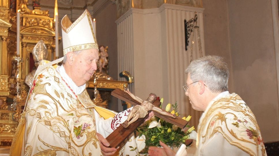 Grande abbraccio per l’ingresso del nuovo parroco