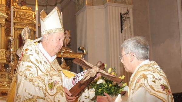 Grande abbraccio per l’ingresso del nuovo parroco