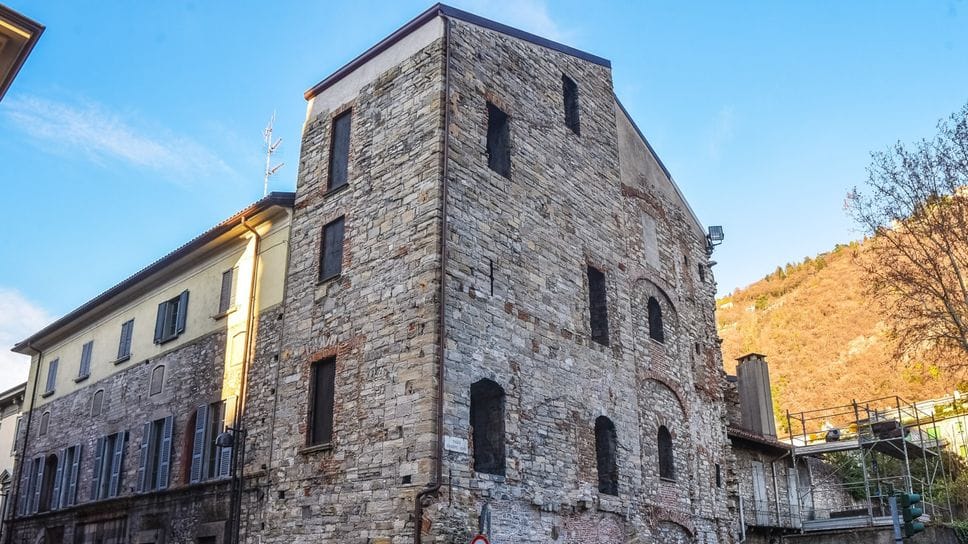 La torre, la chiesa e i dipinti nascosti