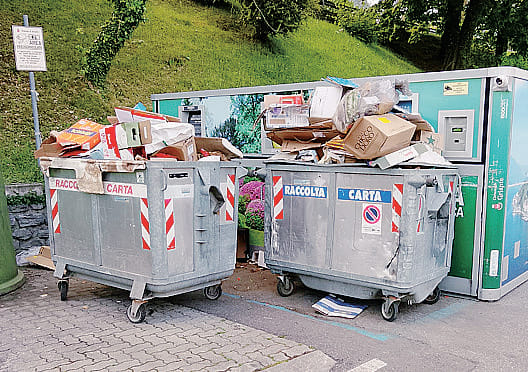 Cassonetti stracolmi sulla Regina: la questione rifiuti arriva in consiglio