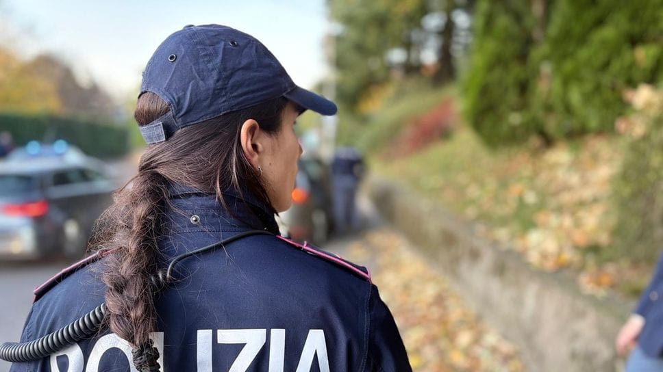 Circolava con la targa manomessa: durante i controlli spunta dell’hashish