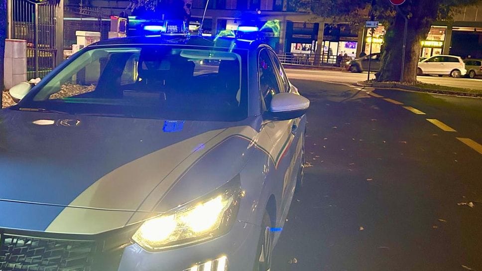 Coppia ubriaca aggredisce il personale di un ristorante. Calci e pugni anche contro i poliziotti 