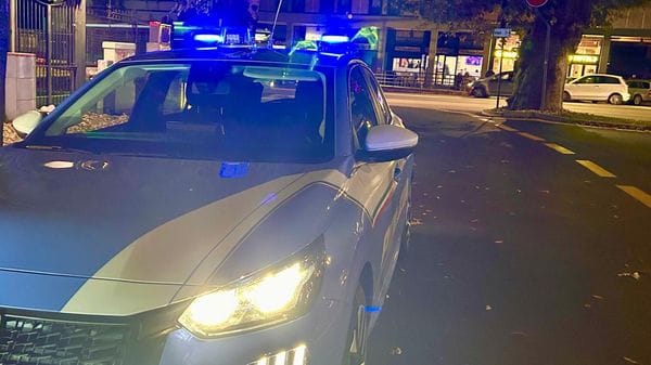 Coppia ubriaca aggredisce il personale di un ristorante. Calci e pugni anche contro i poliziotti 