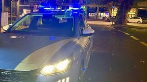 Coppia ubriaca aggredisce il personale di un ristorante. Calci e pugni anche contro i poliziotti 