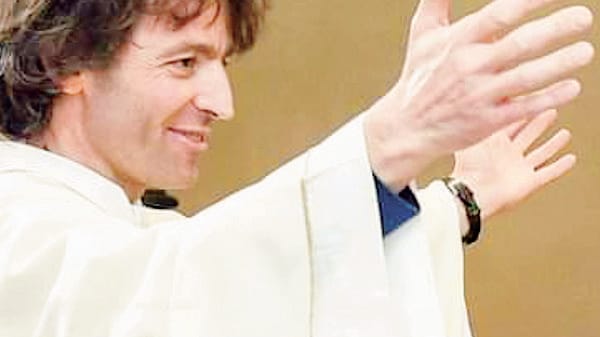 Le braccia aperte e il sorriso: tutto Malgesini in una foto