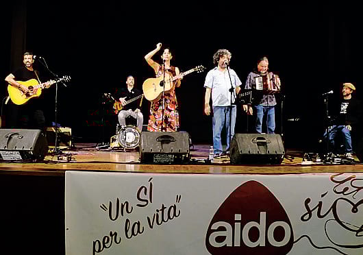 Riapertura sold out al teatro Nuovo. Parole e canzoni che commuovono