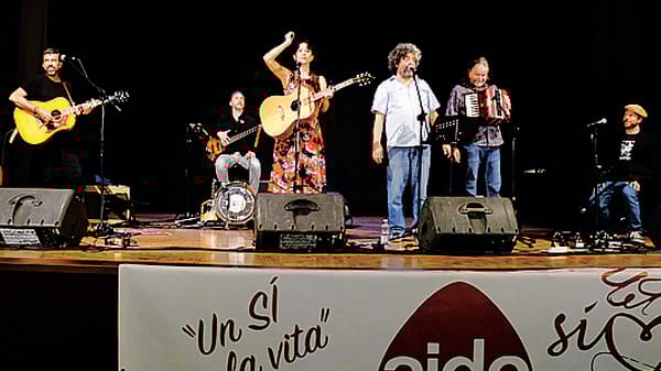 Riapertura sold out al teatro Nuovo. Parole e canzoni che commuovono