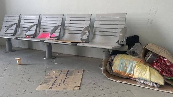 Stazione di Cantù, non solo vandalismi: la sala d’attesa ridotta ormai a bivacco