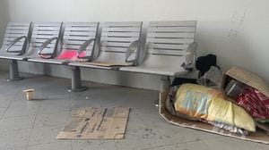 Stazione di Cantù, non solo vandalismi: la sala d’attesa ridotta ormai a bivacco