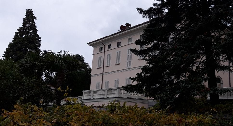 Insulti a Meloni, il presentatore russo ha due ville (sequestrate) sul lago di Como