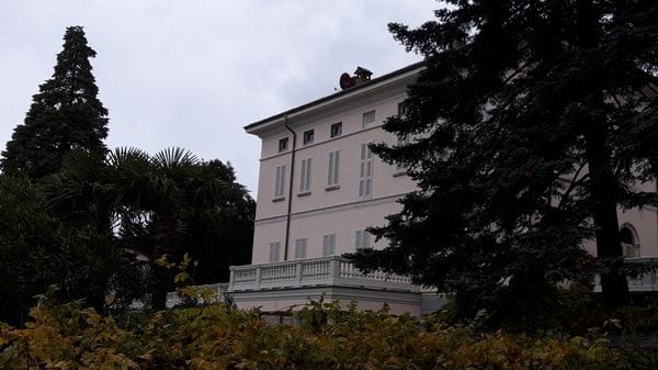 Insulti a Meloni, il presentatore russo ha due ville (sequestrate) sul lago di Como