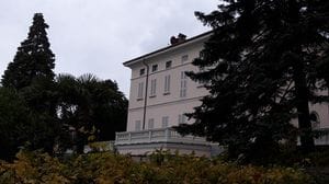 Insulti a Meloni, il presentatore russo ha due ville (sequestrate) sul lago di Como