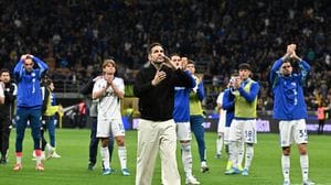 Non basta un grande Como, a San Siro rimonta Inter: prima la pazza gioia, poi l’uragano