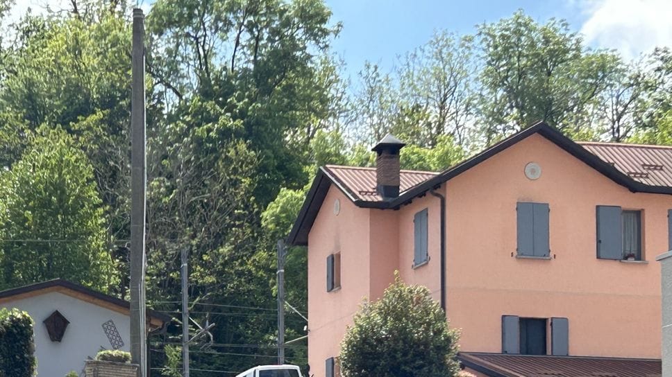 Picchiati e rapinati in casa a Castelmarte: un bottino di 15mila euro