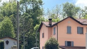 Picchiati e rapinati in casa a Castelmarte: un bottino di 15mila euro