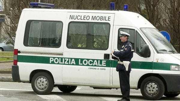 Ristrutturano il negozio ma senza permesso. E spunta il lavoro nero